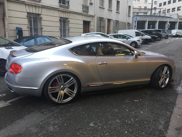 pose écran appuie tête Bentley