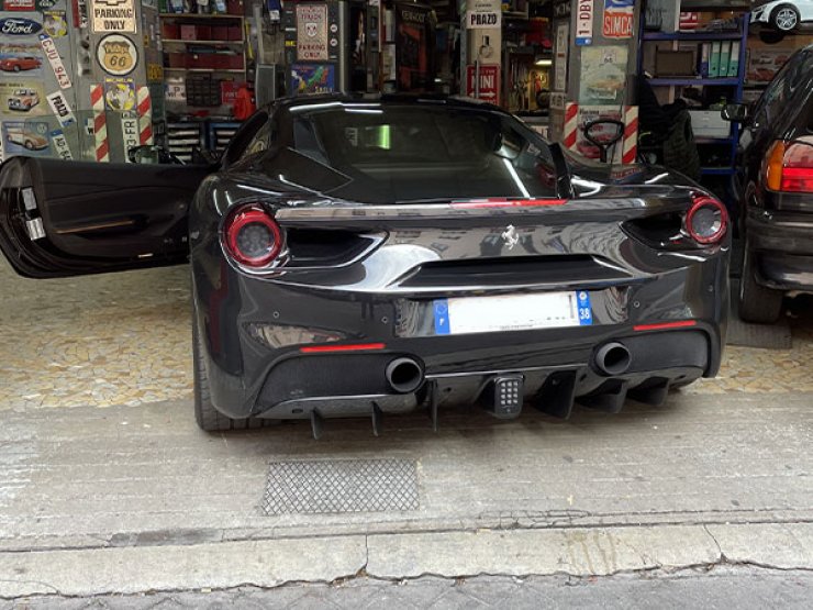 ferrari 488 pose coyote